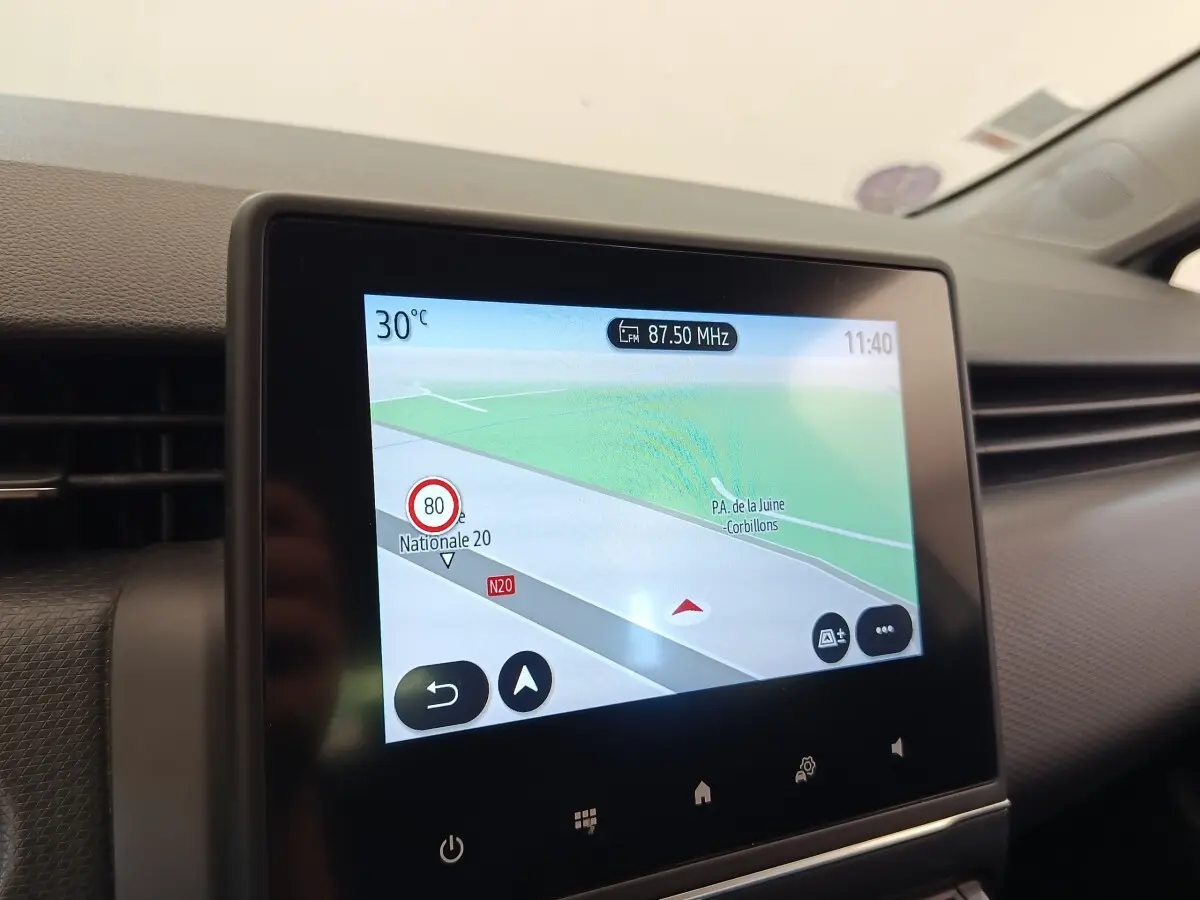Écran tactile central du tableau de bord de la Renault Clio Business TCe 100, affichant la navigation 3D.