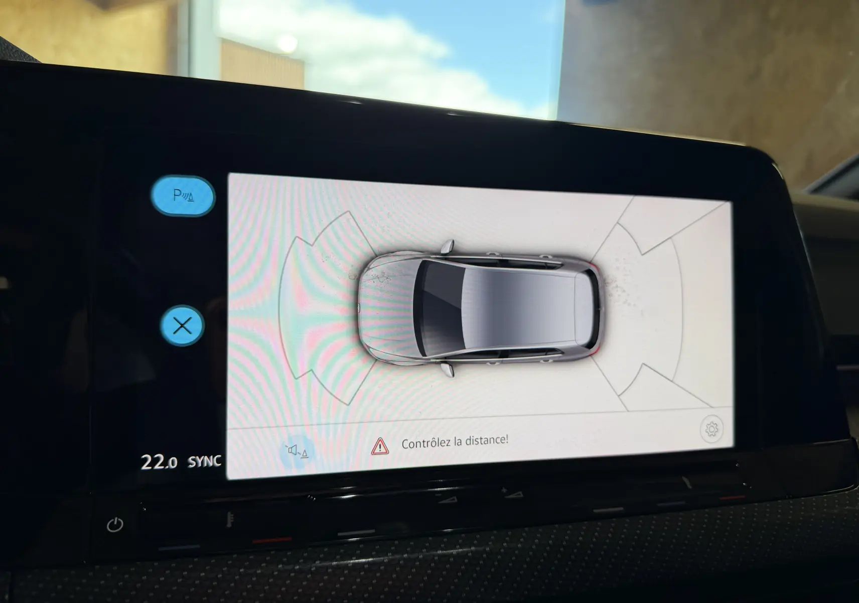 Affichage intérieur de la caméra 360° montrant une Volkswagen Golf blanche vue du dessus avec alertes de distance.