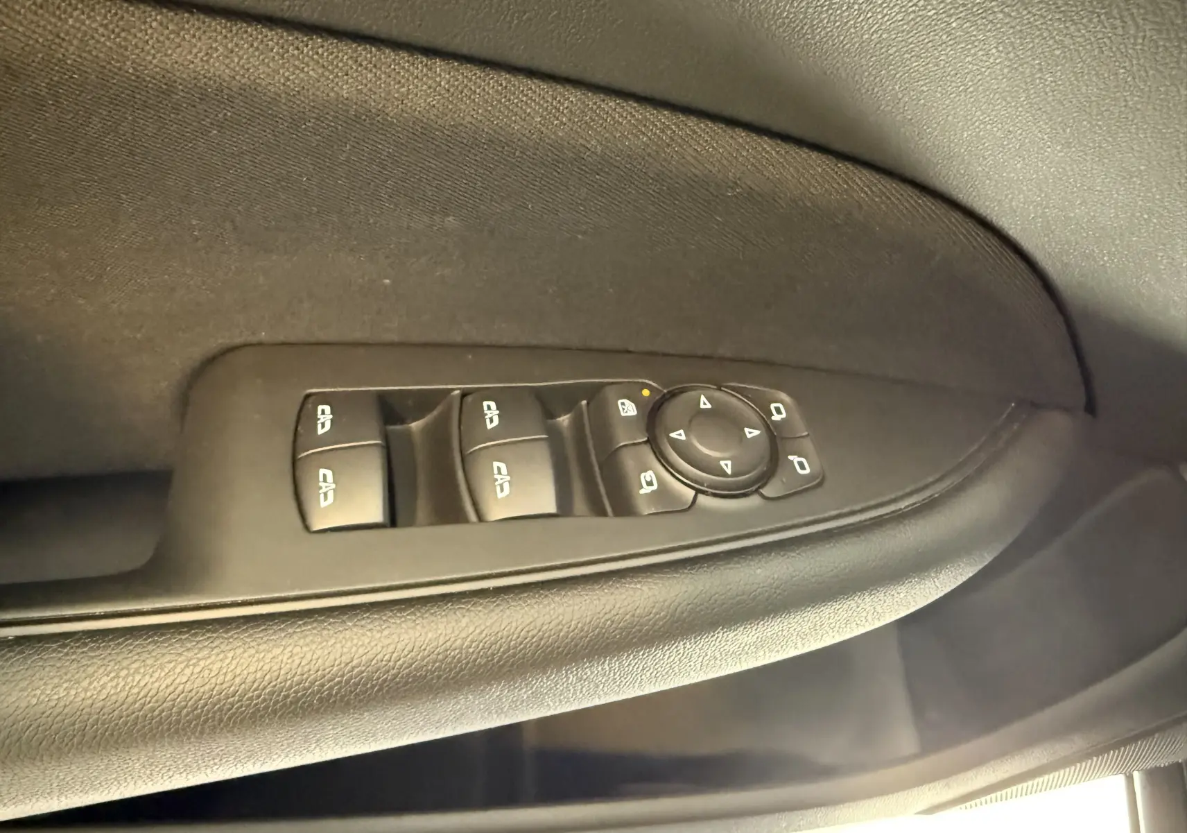 Commande des vitres électriques et réglage des rétroviseurs sur la porte intérieure d'une Opel Insignia Sports Tourer 2019.