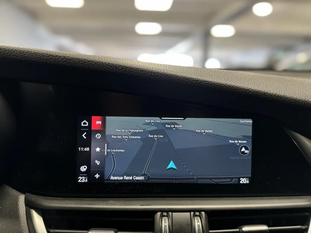 Écran tactile 8,8'' affichant la navigation GPS dans l'habitacle de l'Alfa Romeo Giulia gris, vue centrale du tableau de bord.