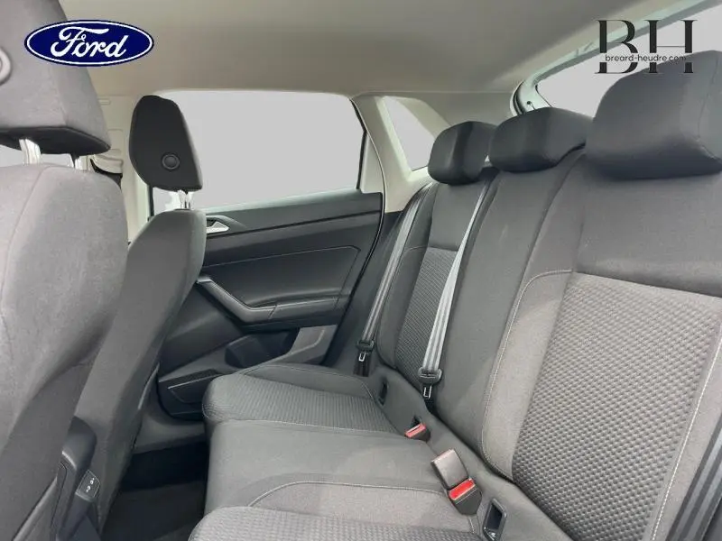 Vue intérieure sur la banquette arrière grise d'une Volkswagen Polo 1.0 TSI 95ch Lounge Business 2021