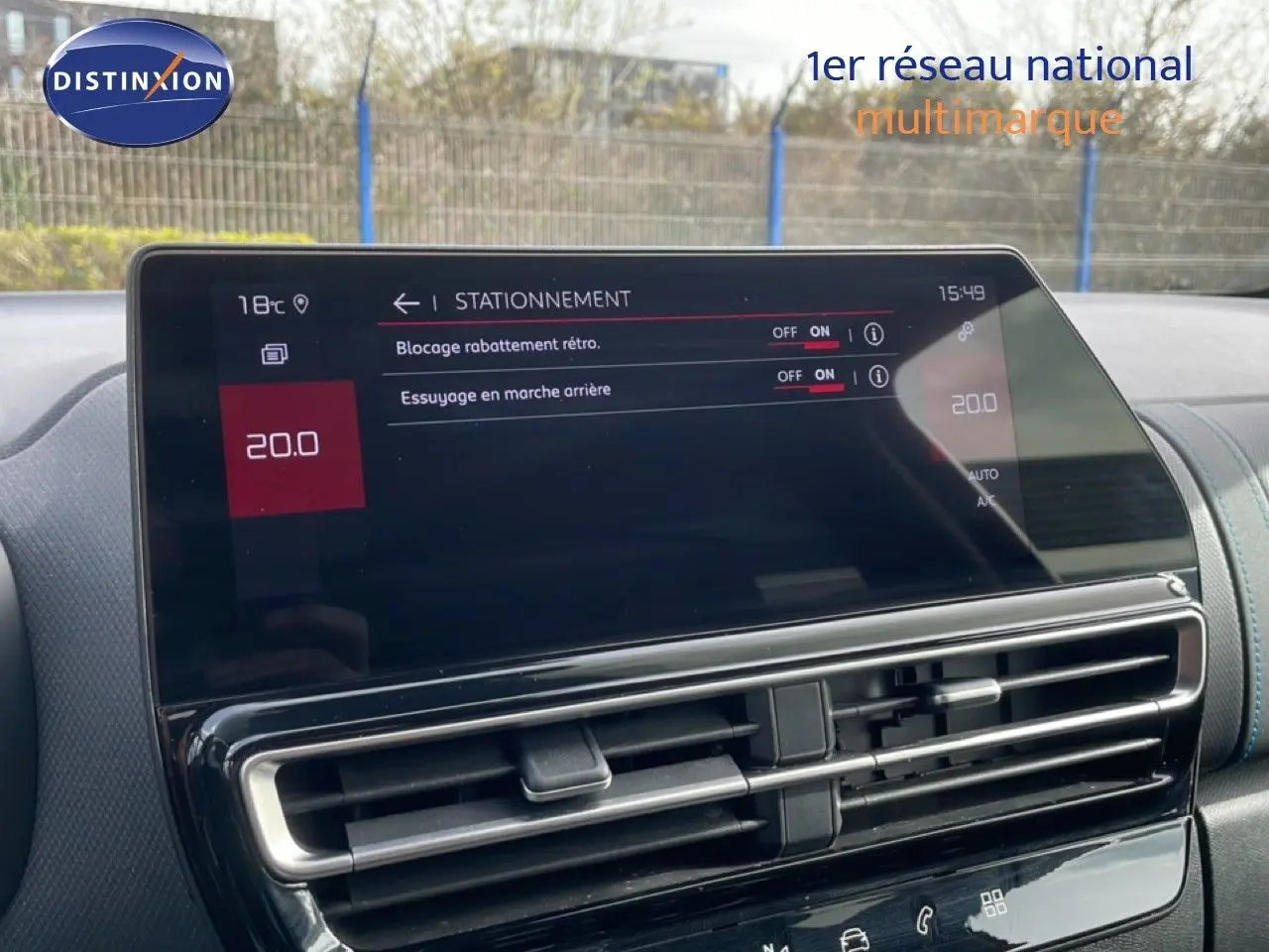 Écran tactile central du tableau de bord du Citroën C5 Aircross 2024 affichant les réglages de stationnement et la température à 20°C.