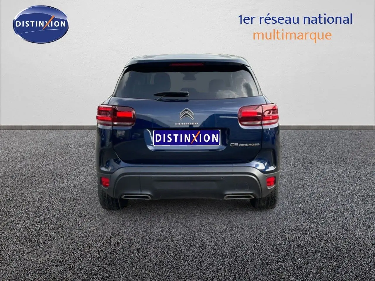 Vue arrière du Citroën C5 Aircross bleu Eclipse Metal 2024 avec feux LED et double sortie d’échappement intégrée.