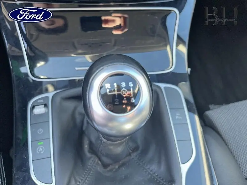 Gros plan sur le levier de vitesses manuel en cuir noir d'une Mercedes Classe C 200 d Business argent iridium.