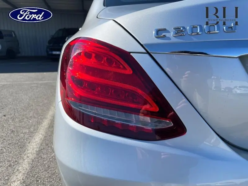 Gros plan sur le feu arrière droit argent iridium d'une Mercedes Classe C 200 d Business de 2016.