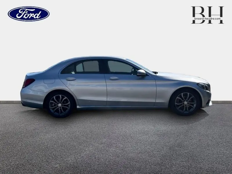 Vue latérale droite d'une Mercedes Classe C 200 d Business argent iridium avec jantes alu et poignées ton carrosserie.