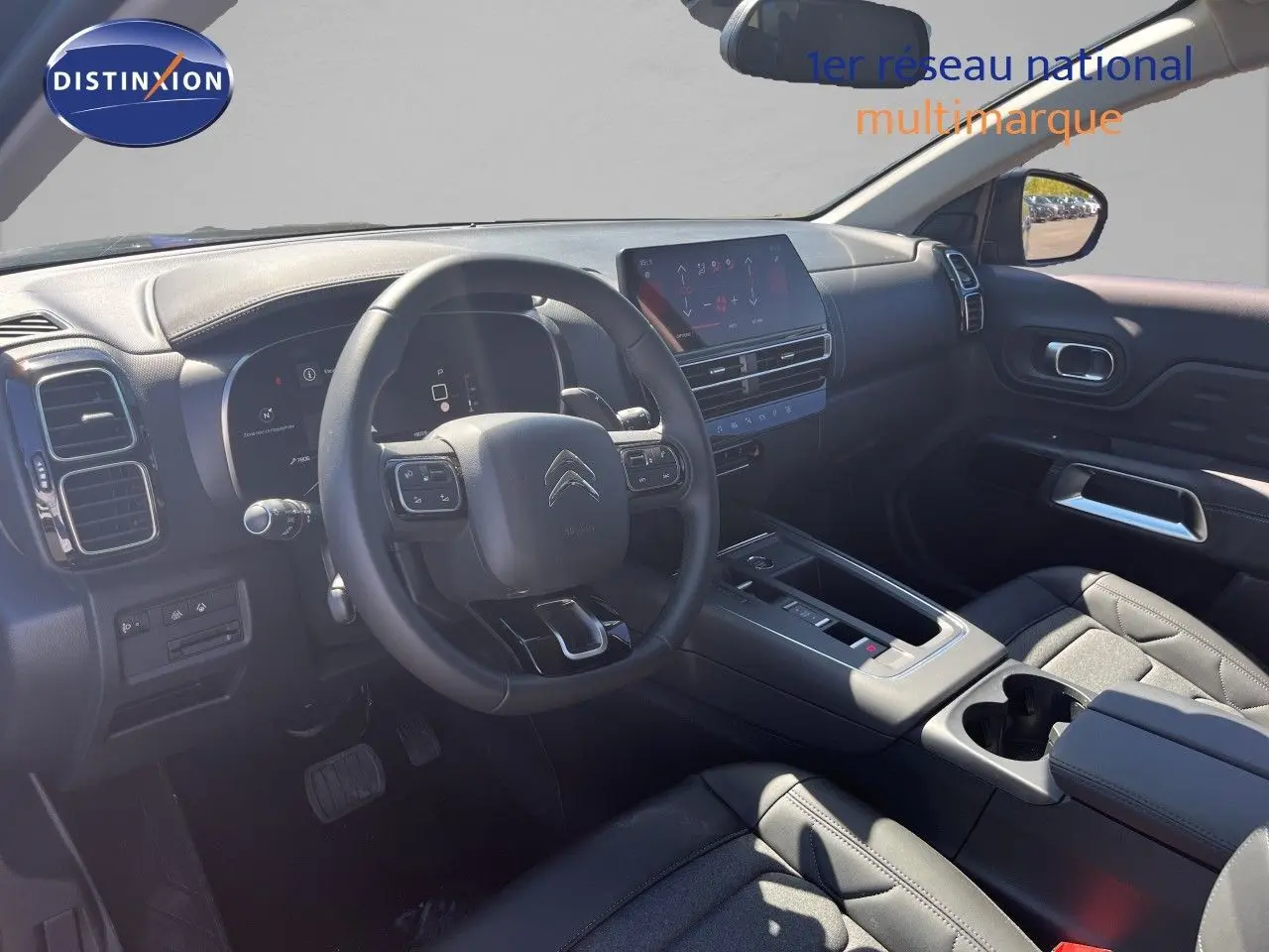 Intérieur avant du Citroën C5 Aircross 2025 noir, vue côté conducteur montrant tableau de bord et volant multifonction.