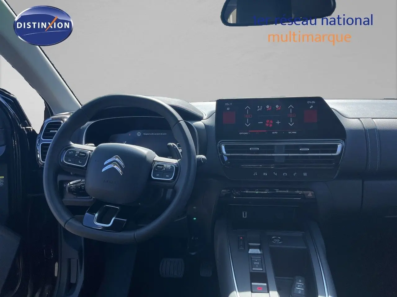 Vue intérieure du tableau de bord et volant du Citroën C5 Aircross noir métal, avec écran tactile et commandes au volant.