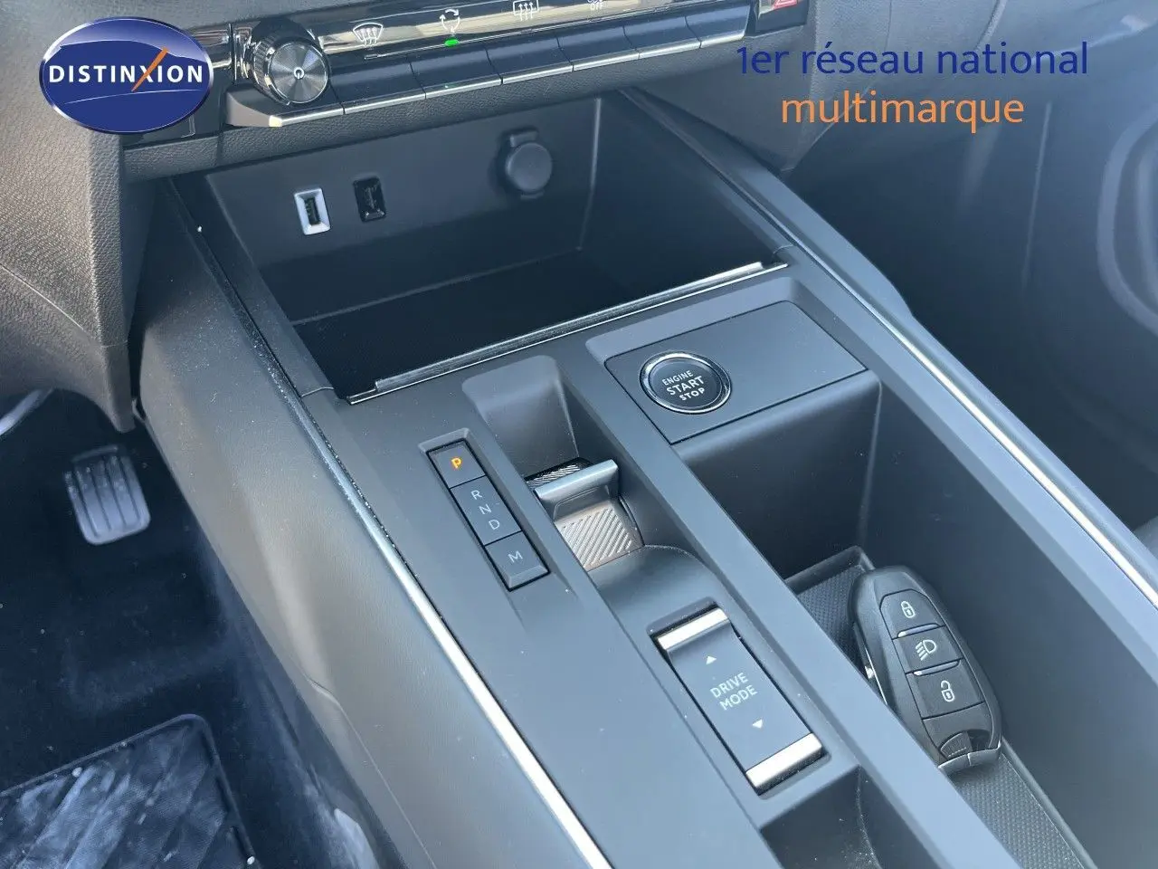 Vue rapprochée de la console centrale noire du Citroën C5 Aircross 2025, avec bouton start/stop et levier de boîte auto.