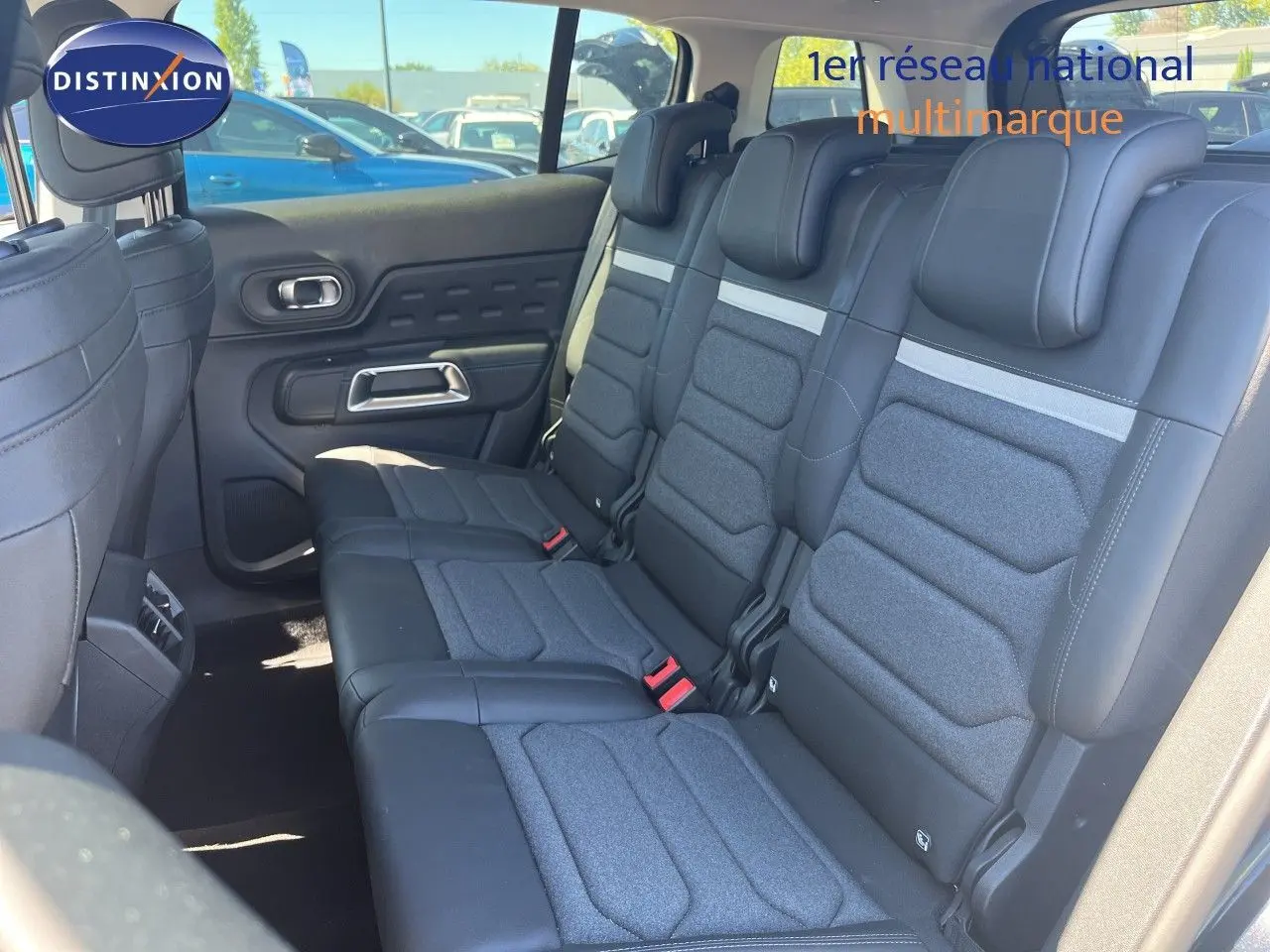 Vue intérieure côté droit des sièges arrière en tissu et cuir noir du Citroën C5 Aircross 2025 hybride.