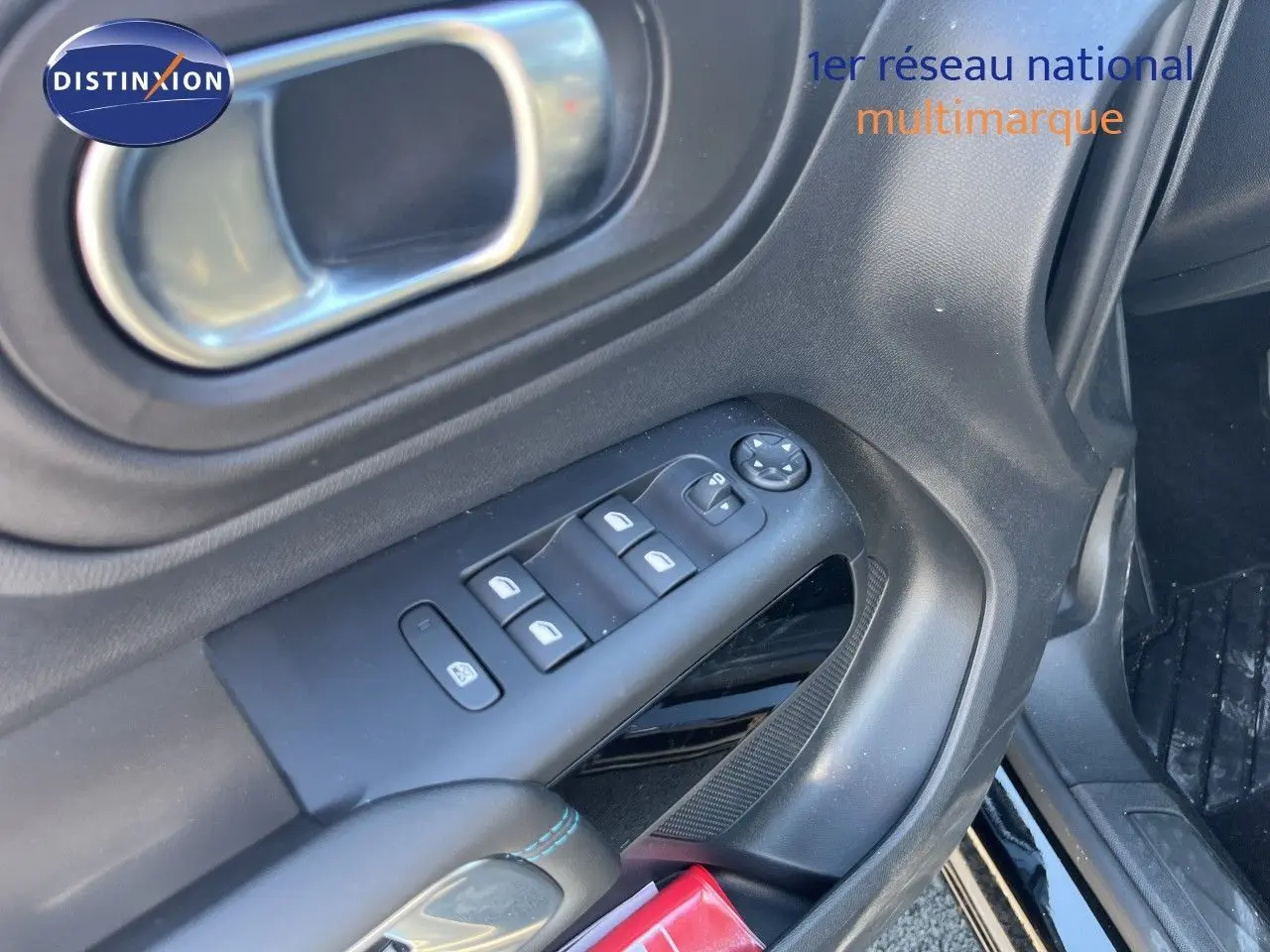 Gros plan sur la commande des vitres et rétroviseurs côté conducteur d’un Citroën C5 Aircross noir métal 2025.