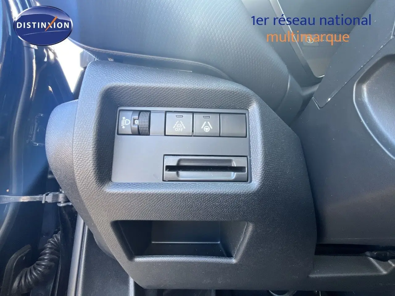 Gros plan sur les commandes latérales gauche du tableau de bord du Citroën C5 Aircross noir métal 2025, version hybride.