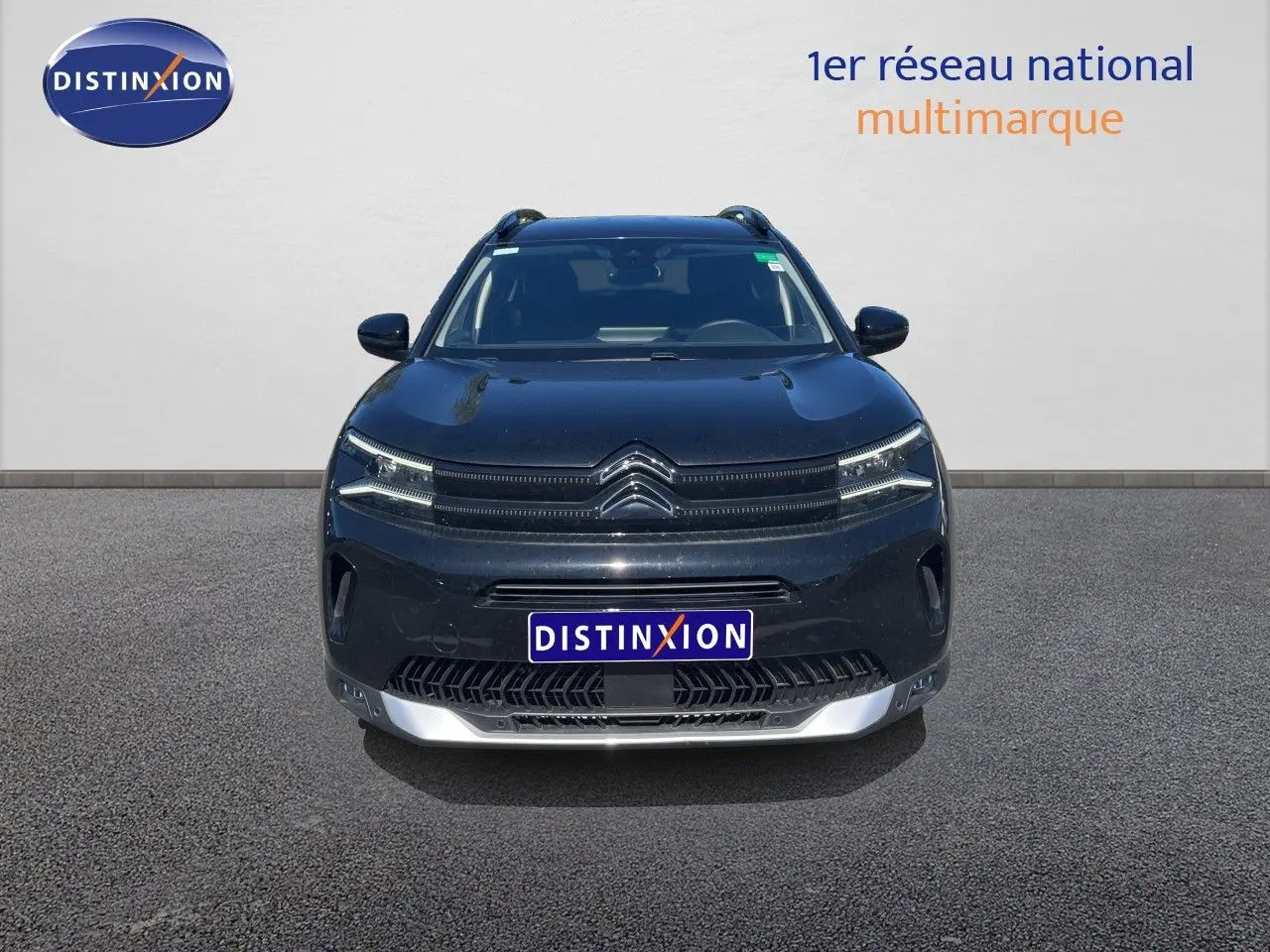 Vue avant d'un Citroën C5 Aircross noir métal 2025 avec calandre distinctive et phares LED fins.