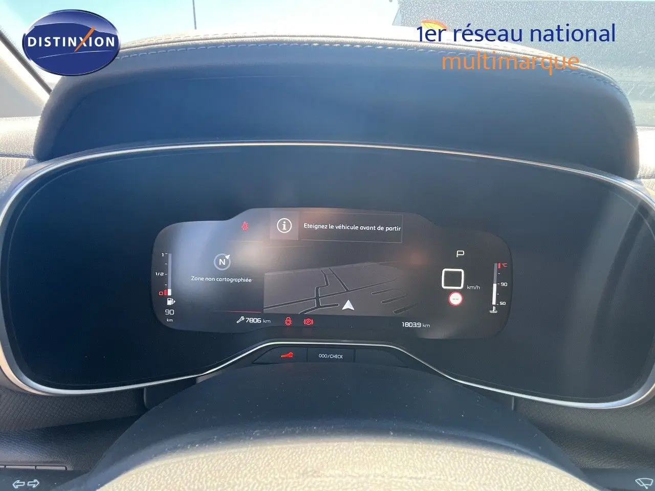 Tableau de bord numérique de Citroën C5 Aircross noir métal, affichant la navigation et l'état du véhicule.