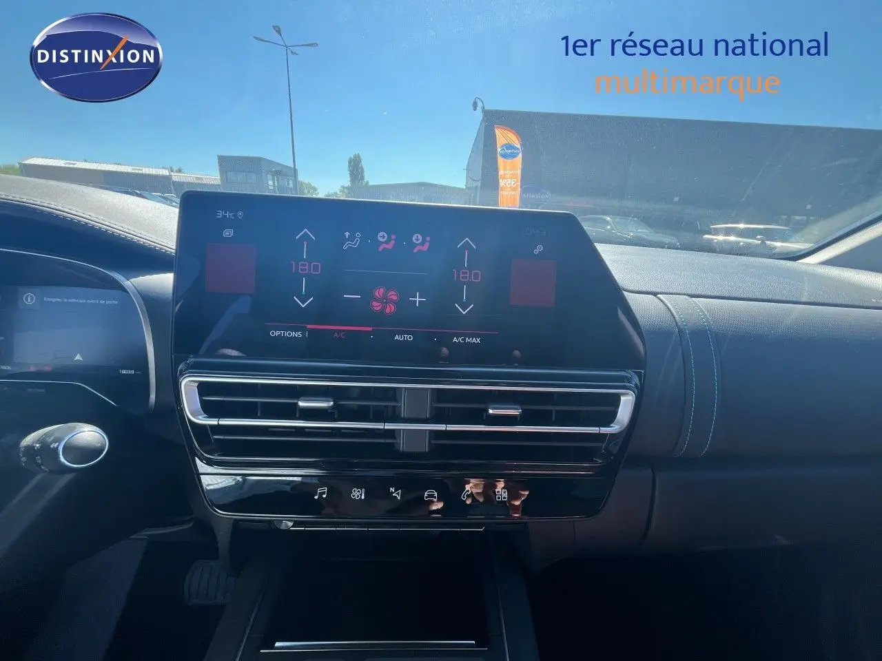 Tableau de bord du Citroën C5 Aircross 2025, écran tactile central et finition noire avec surpiqûres bleues.