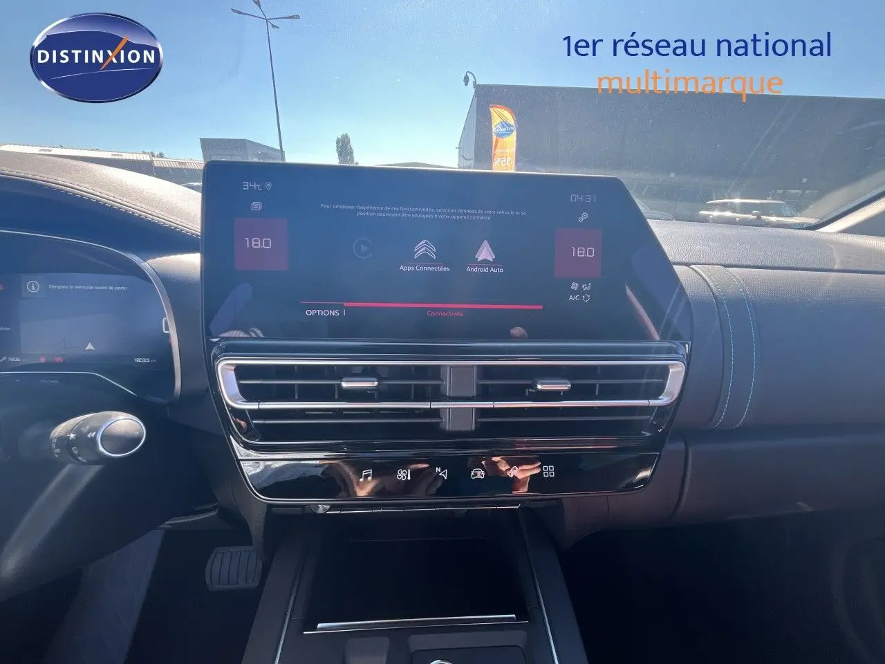 Tableau de bord et écran tactile central du Citroën C5 Aircross noir métal, vue intérieure frontale.