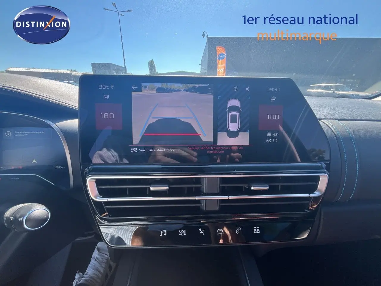 Vue intérieure du tableau de bord du Citroën C5 Aircross noir métal 2025, écran tactile affichant la caméra de recul.