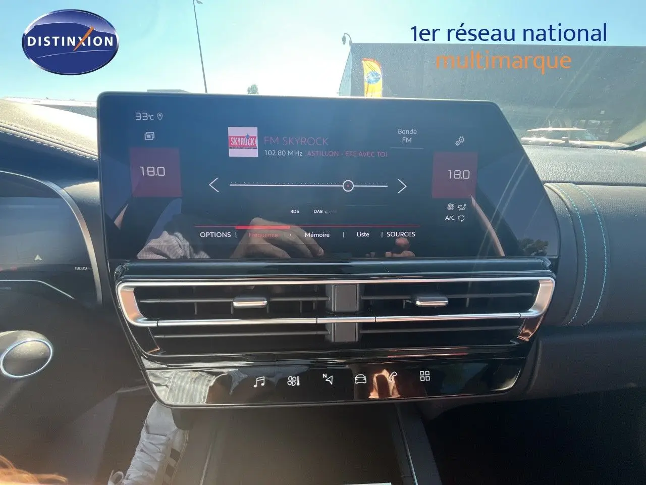 Vue rapprochée du tableau de bord du Citroën C5 Aircross noir métal 2025, avec écran tactile et commandes climatisation.