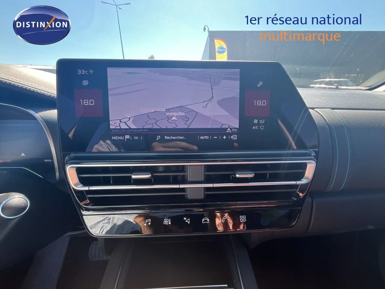 Tableau de bord du Citroën C5 Aircross noir métal 2025, vue frontale sur l’écran tactile avec navigation et commandes climatiques.