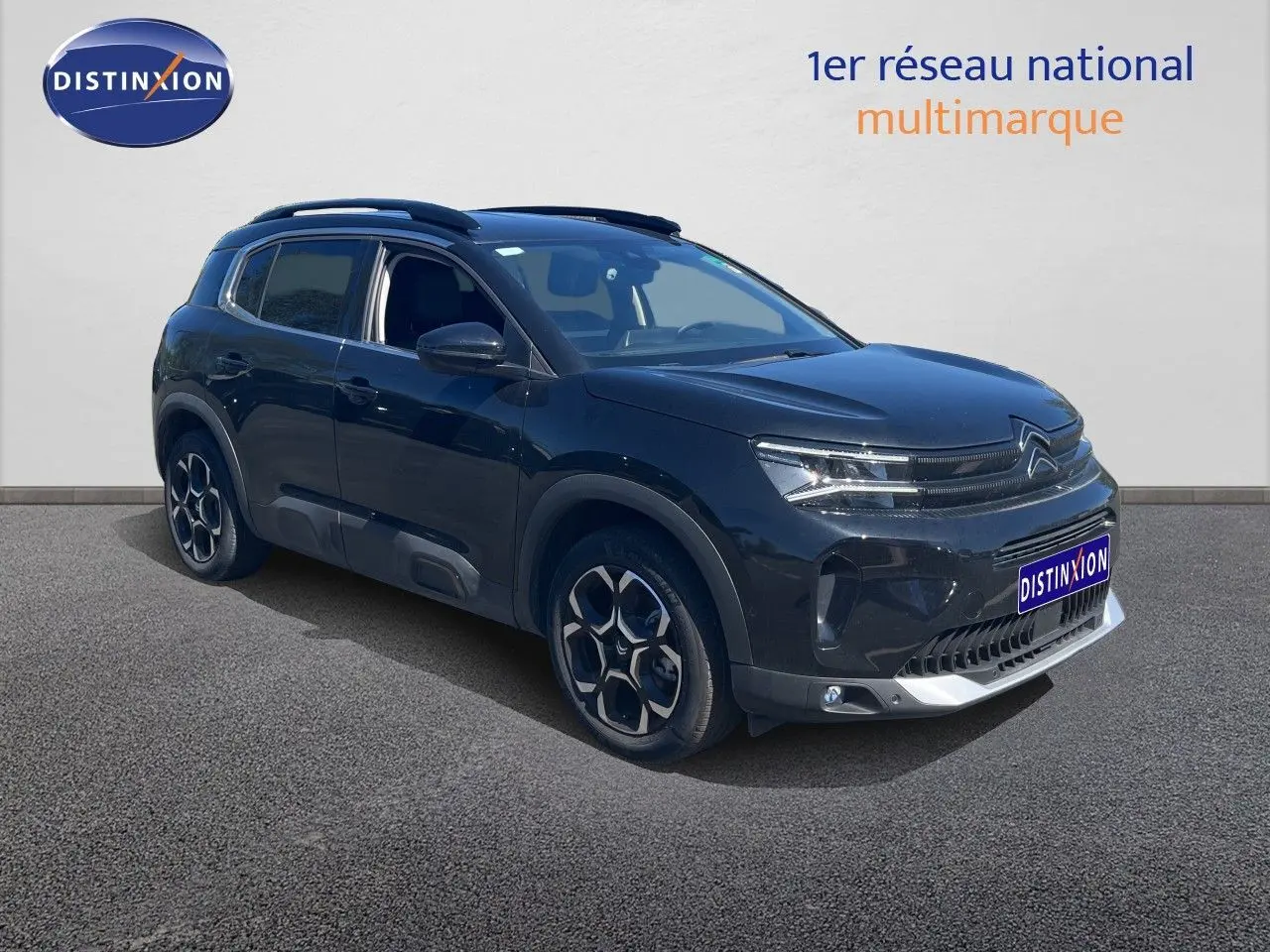 Citroën C5 Aircross noir métal en 3/4 avant droit, SUV hybride avec jantes distinctives et calandre moderne.