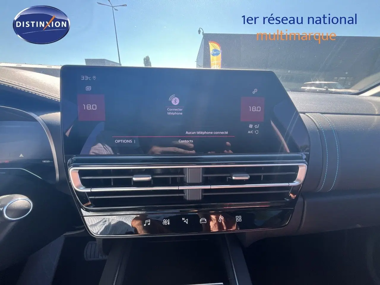Vue intérieure centrée sur l’écran tactile et la console centrale du Citroën C5 Aircross noir métal 2025.