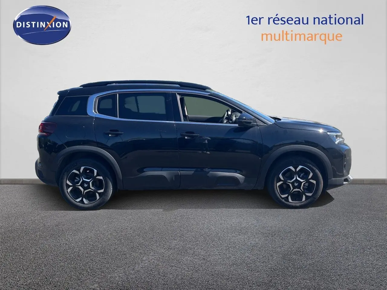 Profil côté gauche d’un Citroën C5 Aircross noir métal 2025 avec jantes originales et toit noir contrasté.