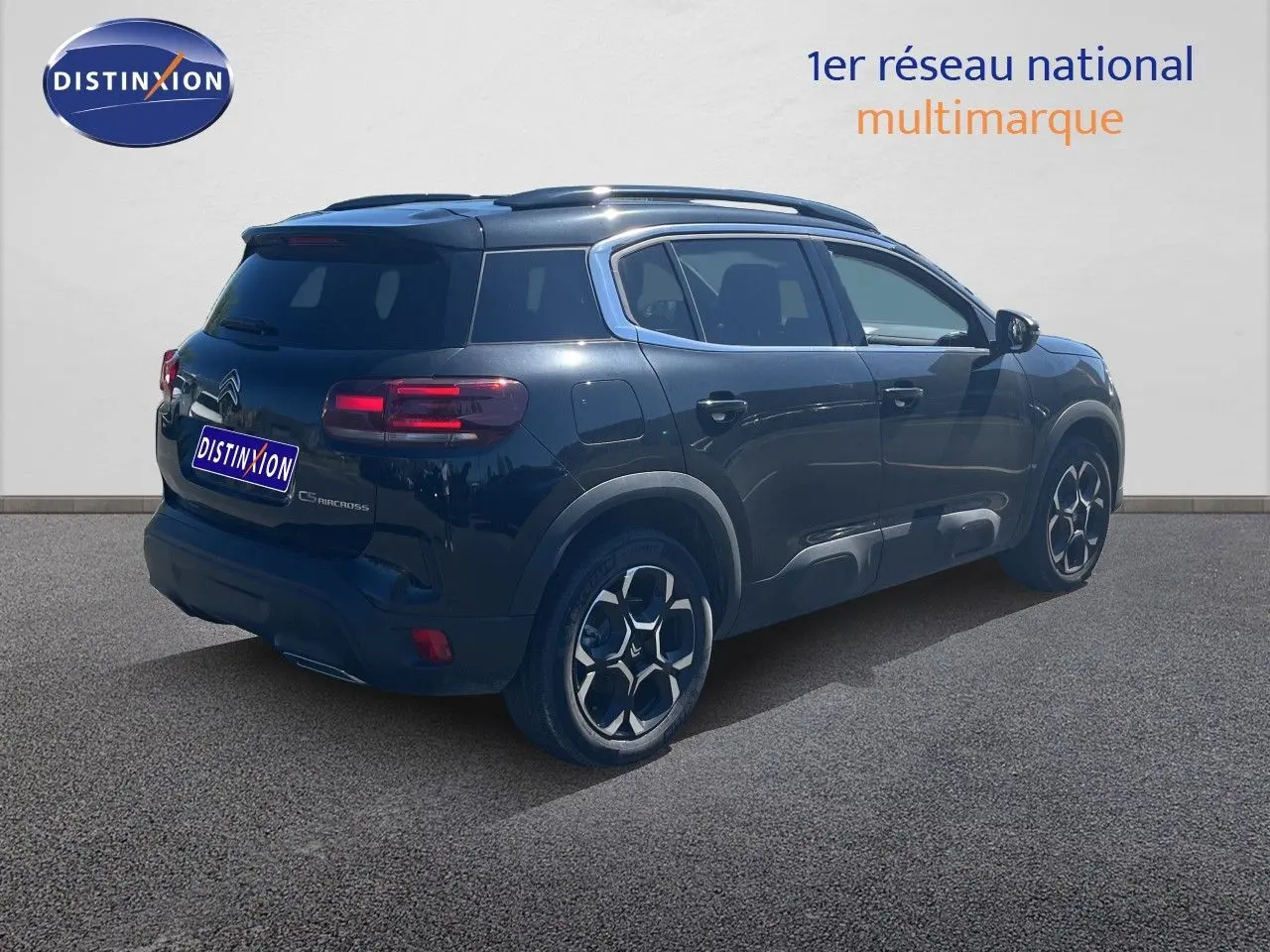 Vue 3/4 arrière droite d'un Citroën C5 Aircross noir métal 2025, avec jantes distinctives et toit panoramique.
