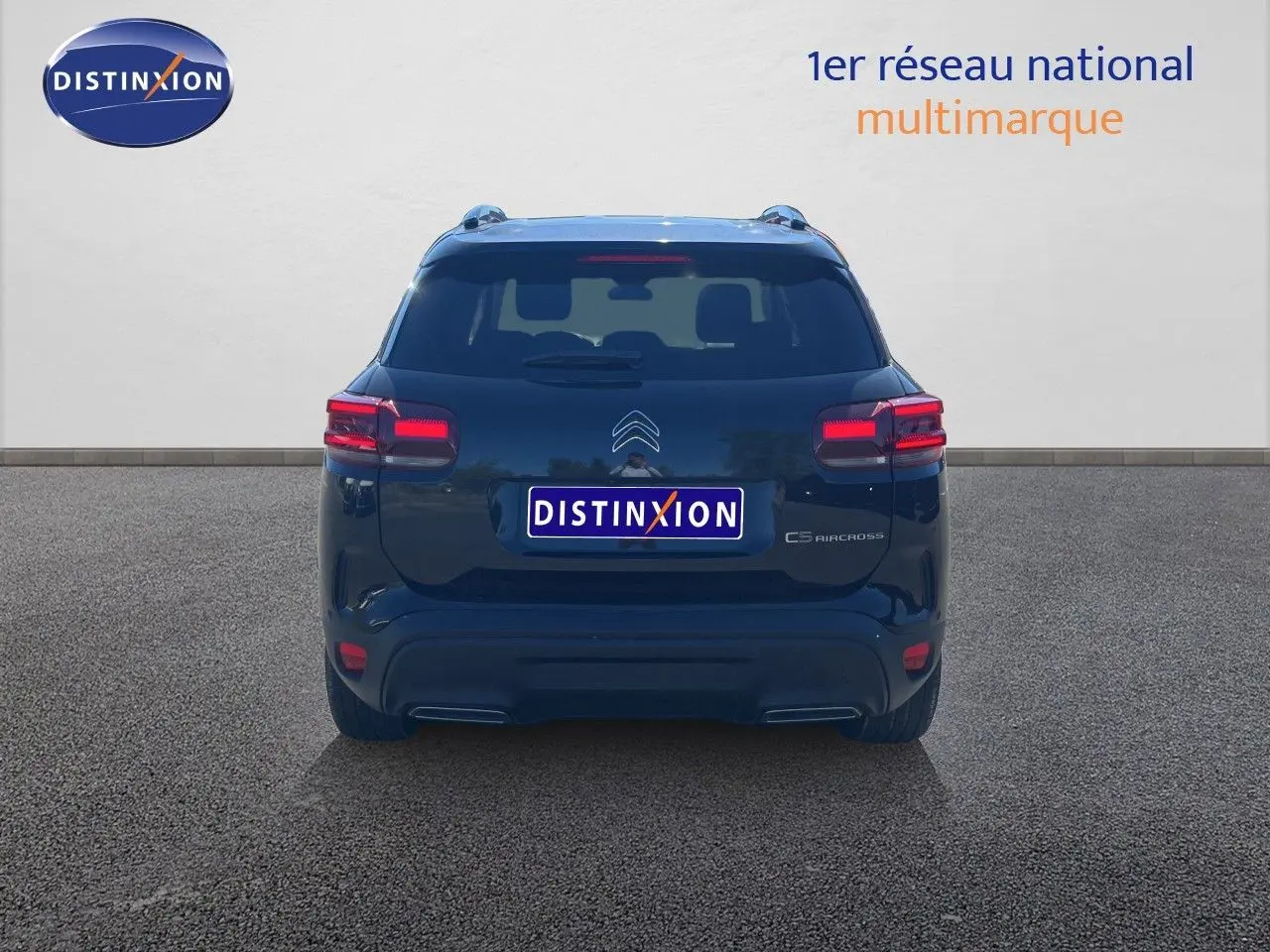Vue arrière du Citroën C5 Aircross noir métal 2025 avec feux LED et logo distinctif sur fond neutre.