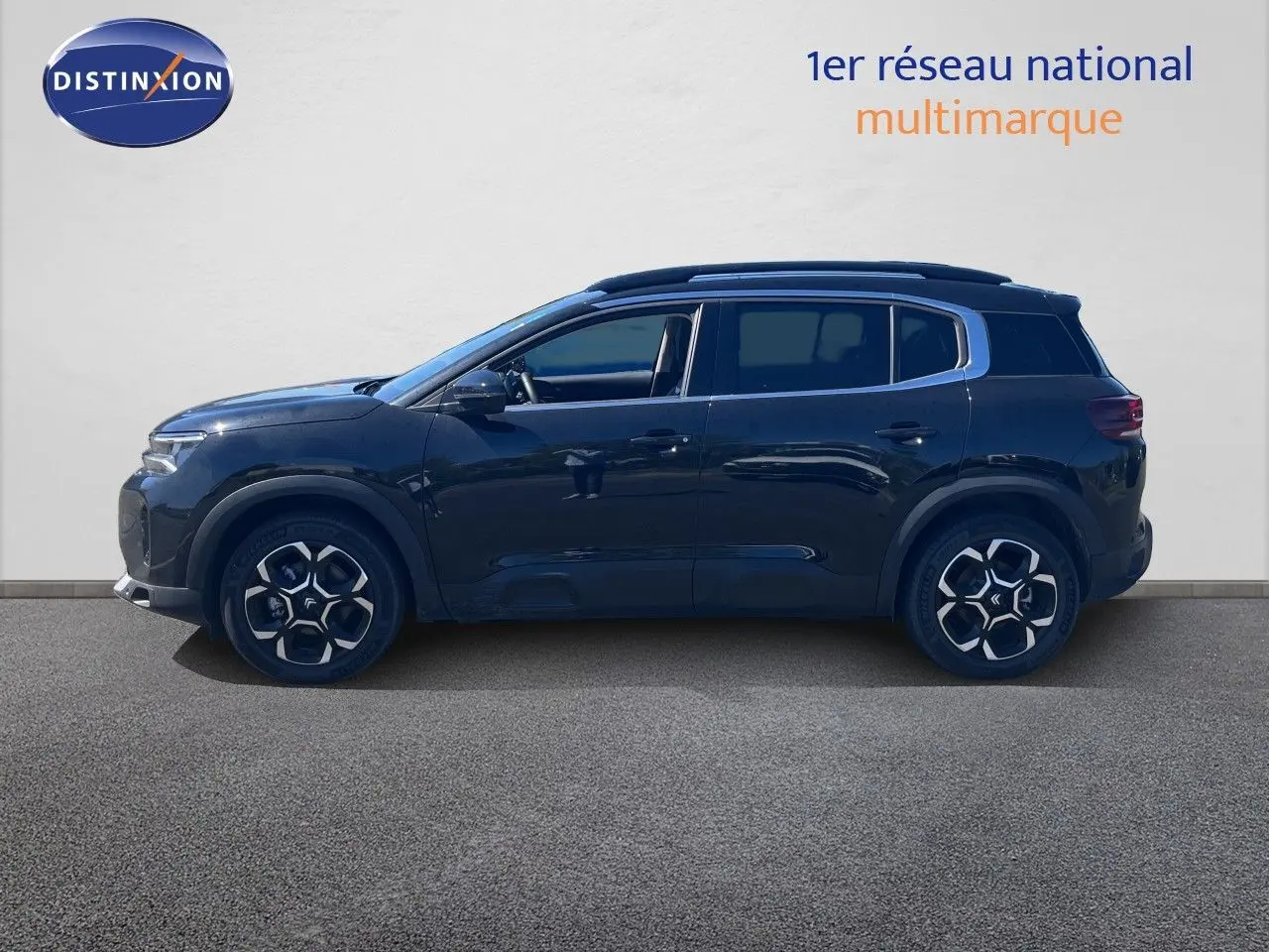 Profil côté gauche d'un Citroën C5 Aircross noir métal 2025 avec jantes distinctives et toit panoramique.