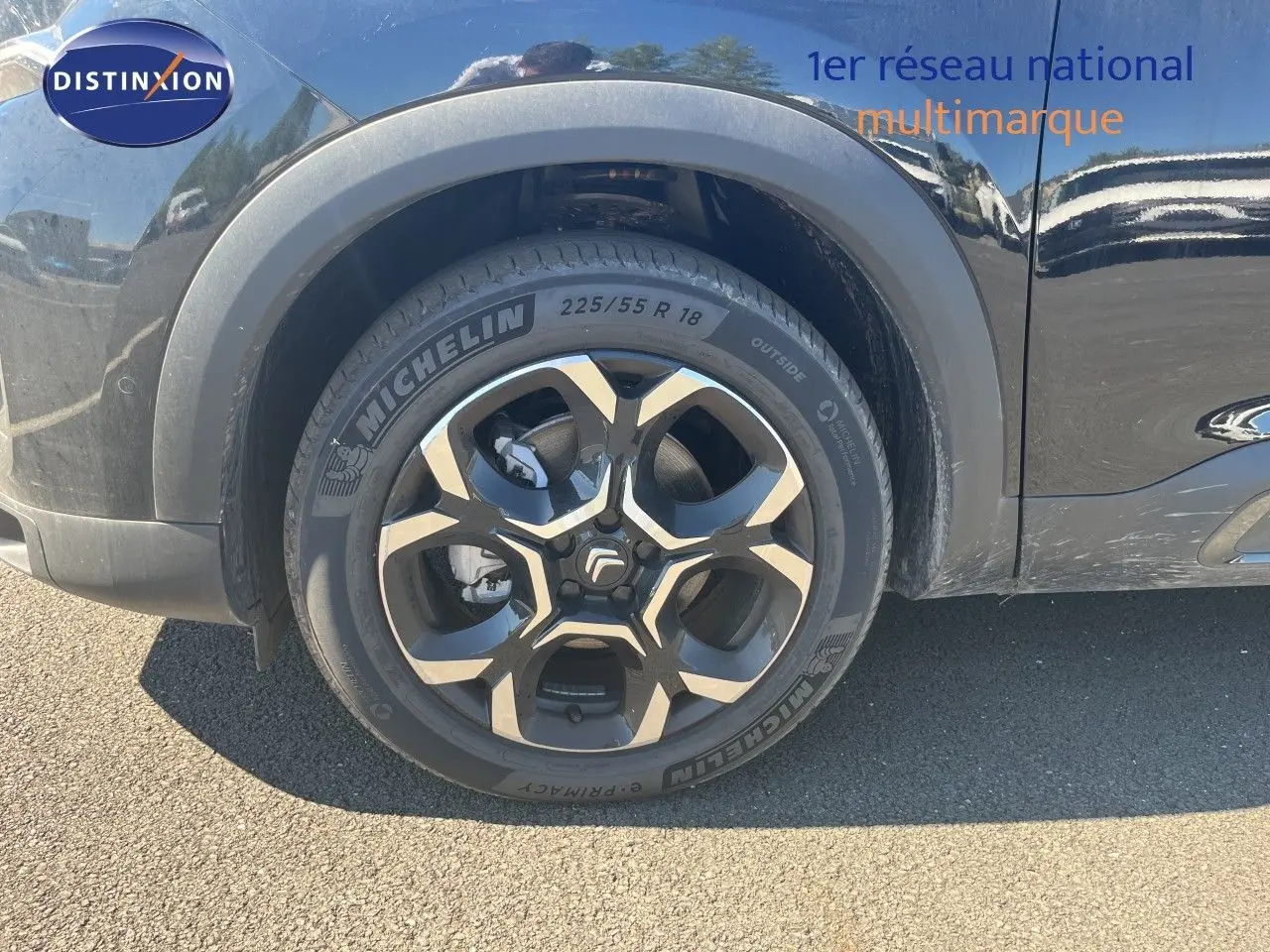 Gros plan sur la roue avant gauche noire métallisée d'un Citroën C5 Aircross 2025 hybride avec jante en alliage distinctive.