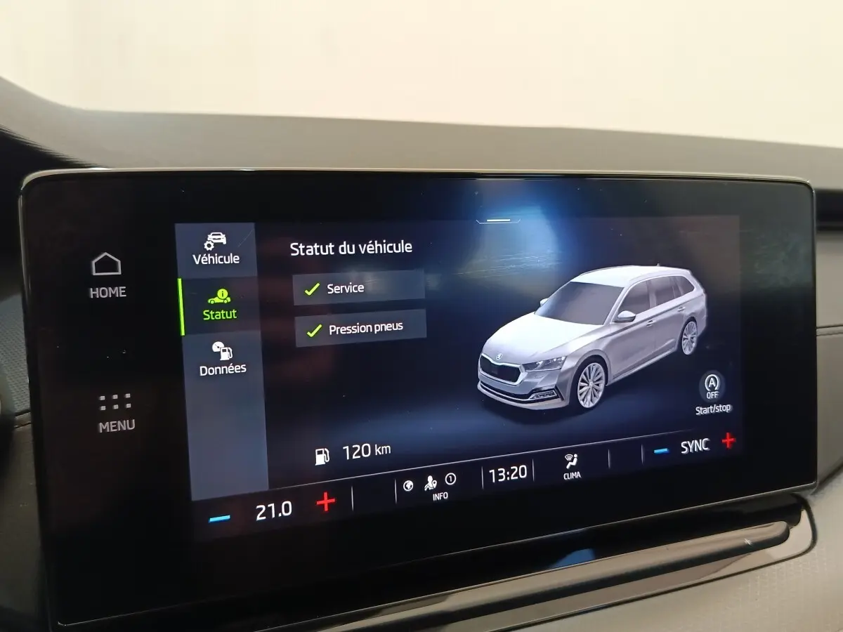 Écran tactile intérieur affichant la Skoda Octavia blanche en vue 3/4 avant avec statut véhicule et options climatisation.