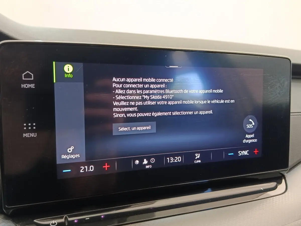Écran tactile central du tableau de bord de la Skoda Octavia 2023 affichant le menu Bluetooth et les réglages climatisation.