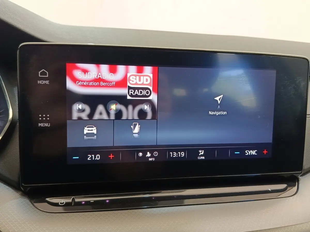 Écran tactile central de la Skoda Octavia 2023 affichant radio Sud Radio et navigation, vue intérieure frontale.