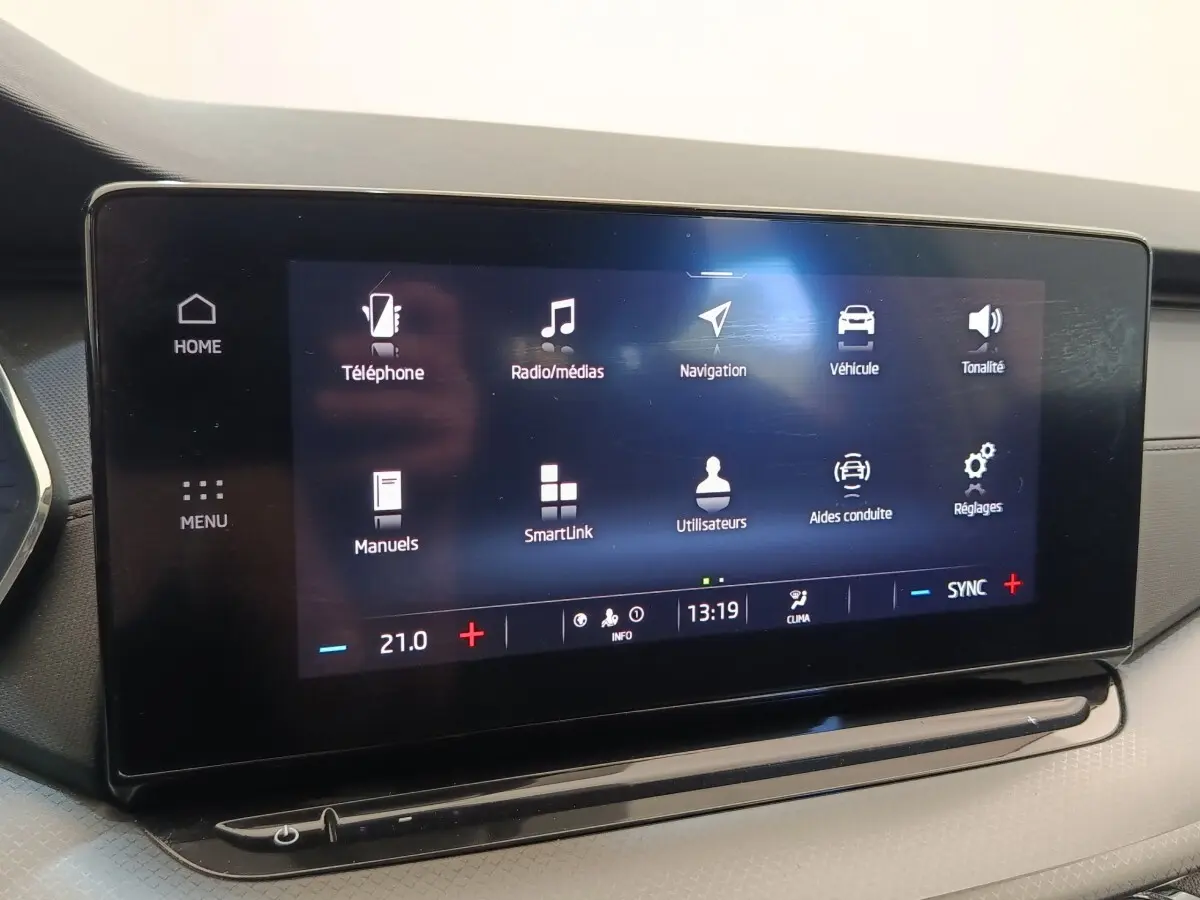 Écran tactile central de la Skoda Octavia 2023 affichant le menu principal, vue de face intérieure.