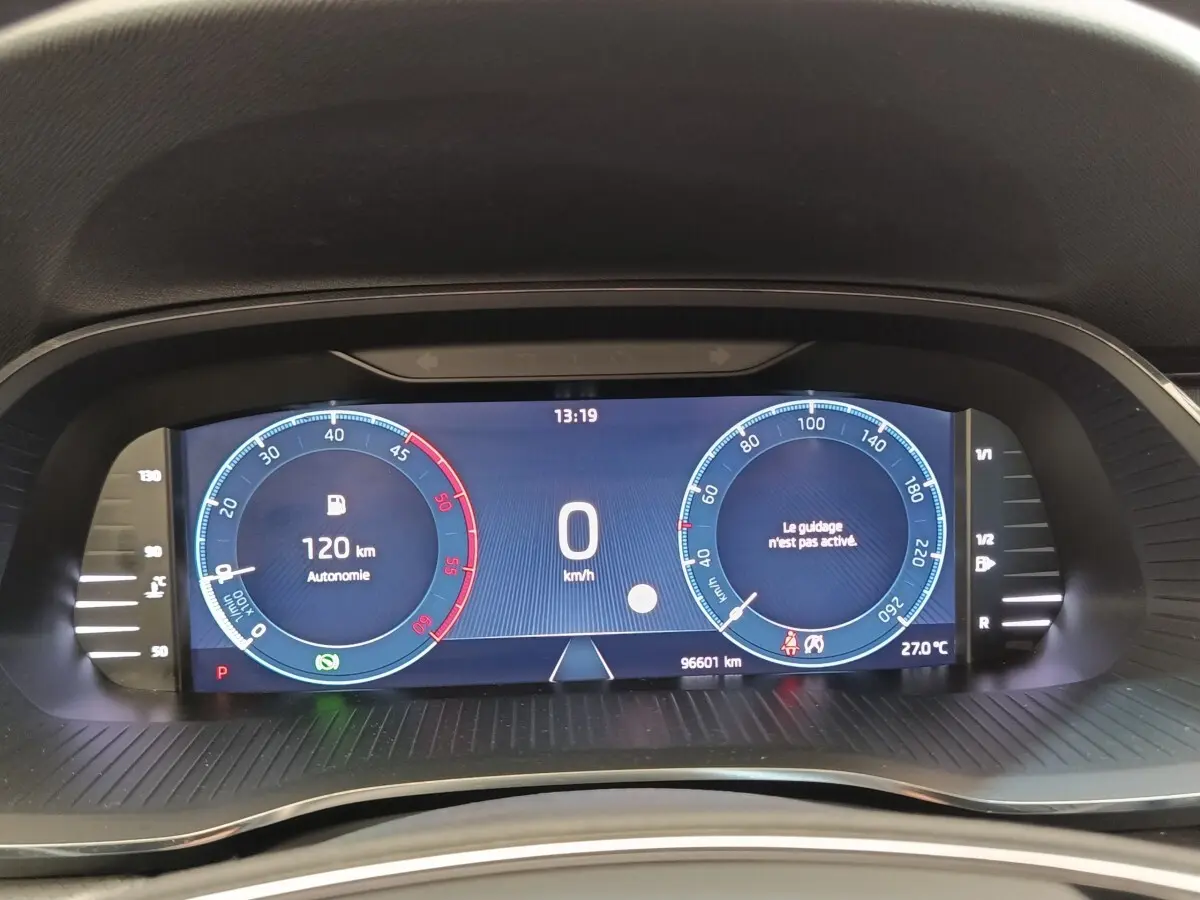 Affichage numérique du combiné d'instruments de la Skoda Octavia 2023, avec autonomie et vitesse à 0 km/h.