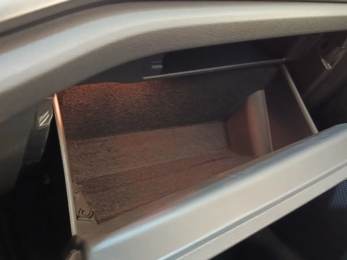 Gant de rangement ouvert côté passager de la Skoda Octavia blanche, intérieur noir avec éclairage doux.