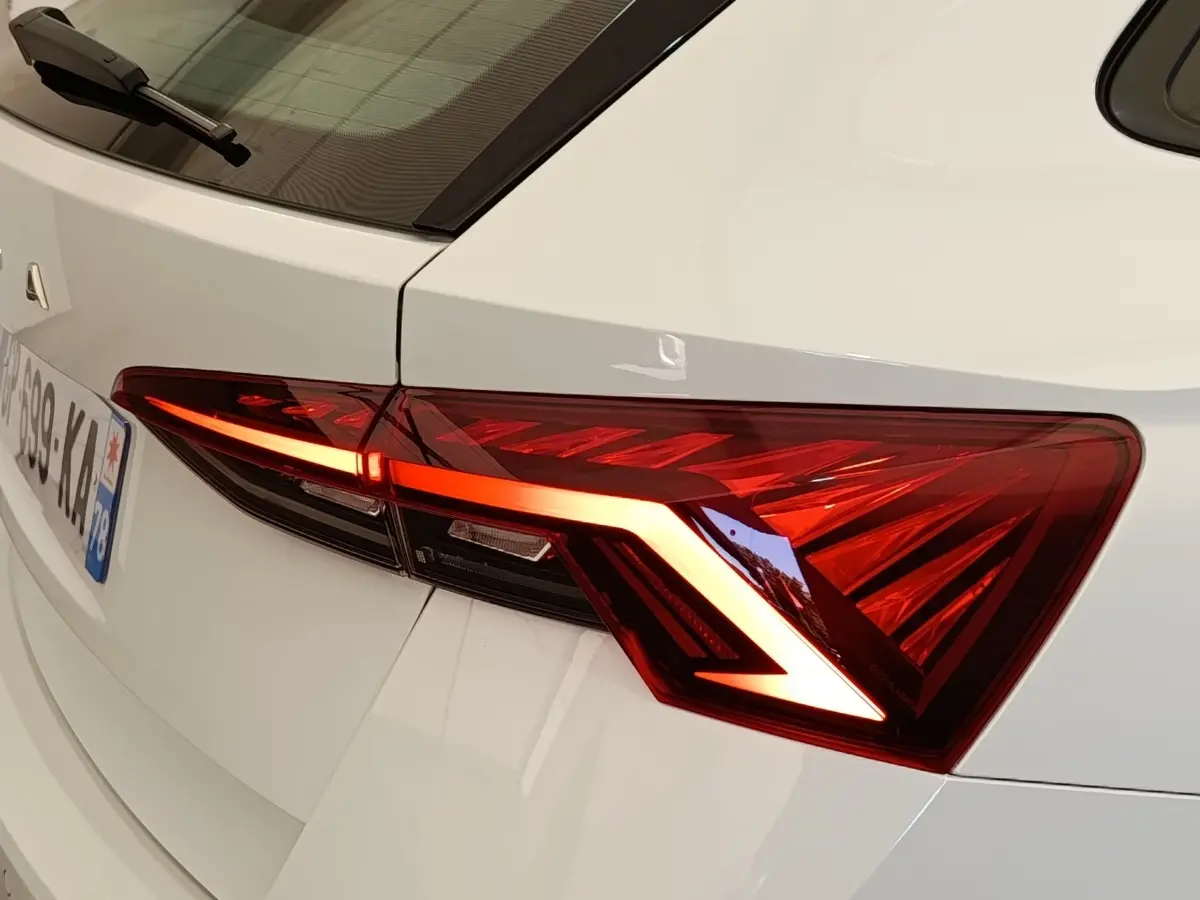 Gros plan sur le feu arrière droit allumé d’une Skoda Octavia blanche, version 2023, finition Ambition.