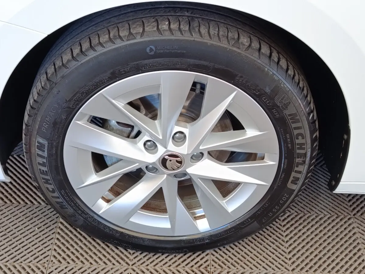 Gros plan sur la roue avant droite blanche d’une Skoda Octavia 2.0 TDI 150 DSG7 Ambition avec jante alliage et pneu Michelin.