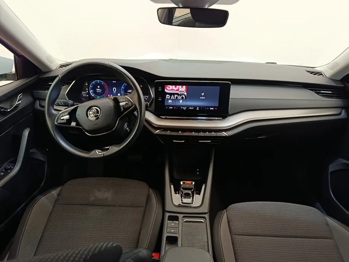 Vue intérieure frontale du tableau de bord et volant cuir alu de la Skoda Octavia 2023 avec écran tactile et combiné numérique.