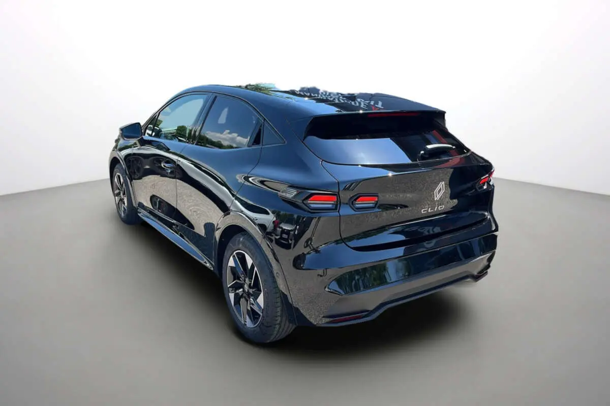 Vue 3/4 arrière gauche de la Renault Clio 6 TCE 115 EDC Techno Plus noir étoilé avec feux arrière LED et jantes alu.