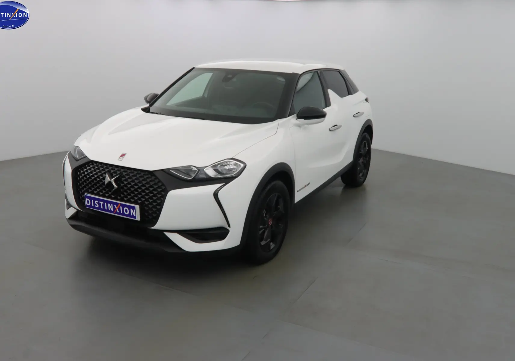 DS3 Crossback blanc banquise en vue 3/4 avant droit, avec calandre noire et jantes noires distinctives.