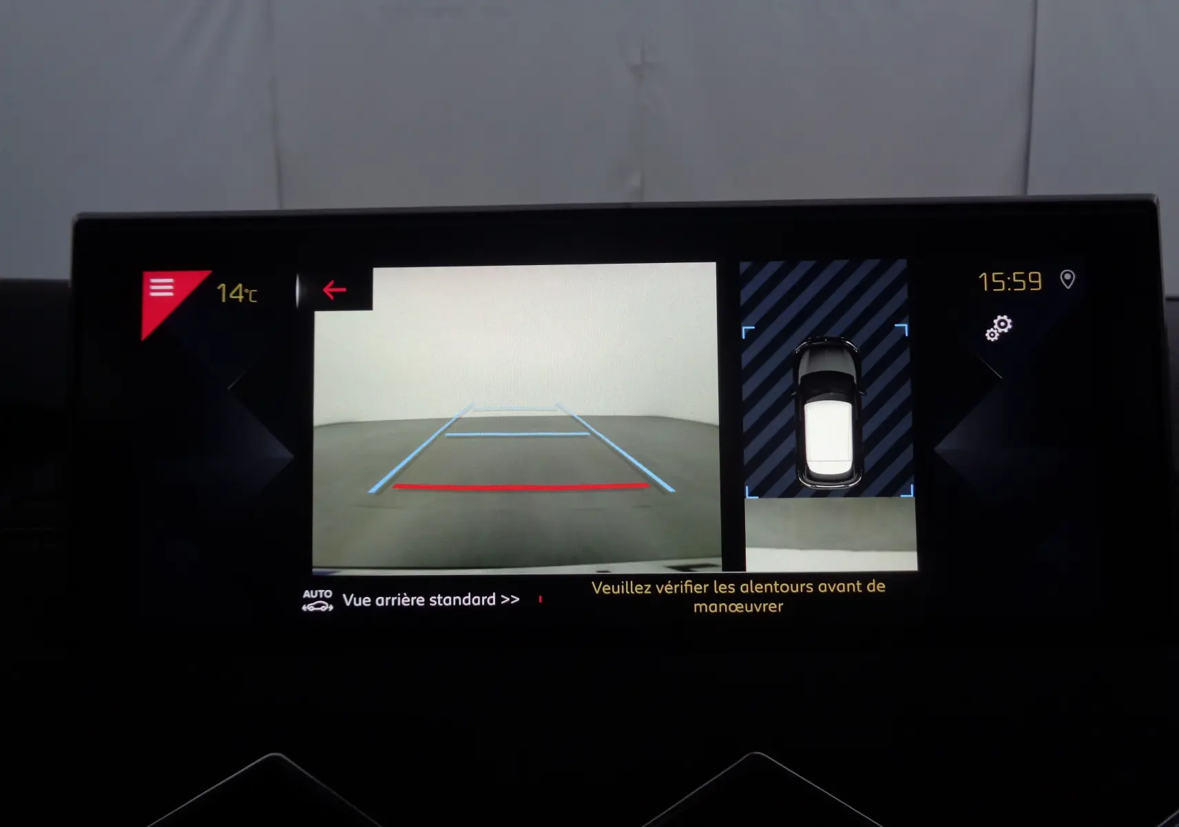 Écran multimédia du DS3 Crossback blanc banquise montrant la caméra de recul et l'affichage 360° intérieure.