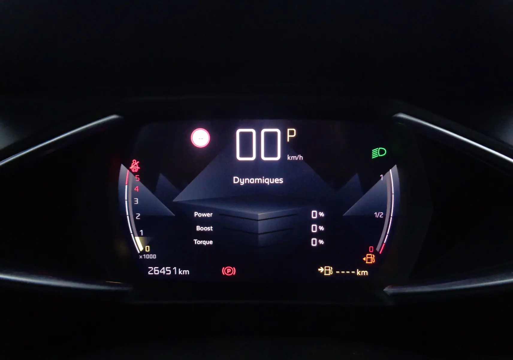 Tableau de bord numérique du DS3 Crossback blanc, affichant la vitesse à 0 km/h et divers indicateurs dynamiques.