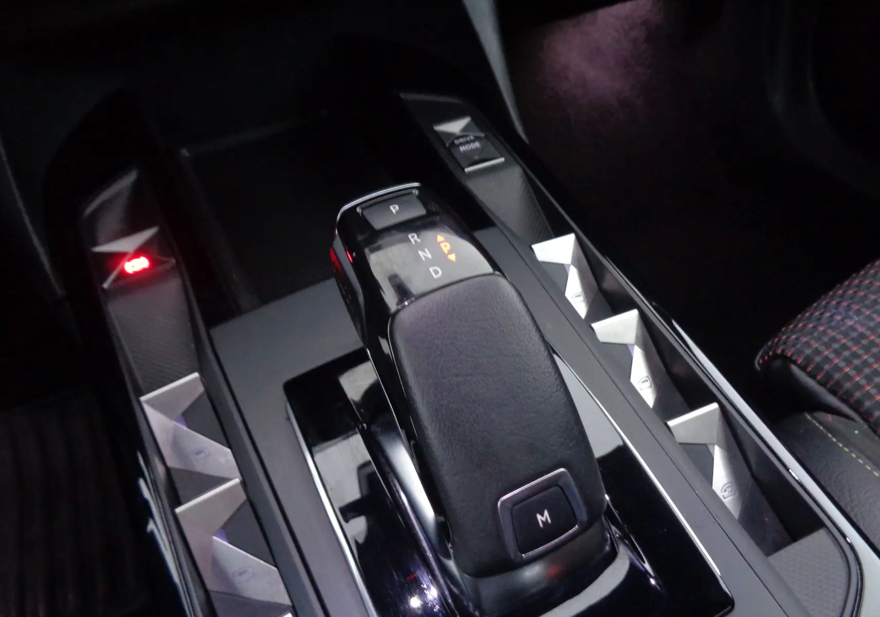 Le levier de vitesse automatique noir du DS3 Crossback 2021 avec boutons triangulaires argentés sur la console centrale.