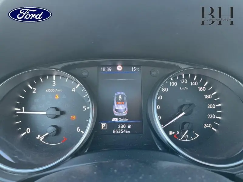 Tableau de bord du Nissan Qashqai 2019 avec compte-tours, vitesse, écran central affichant la consommation et la température extérieure.