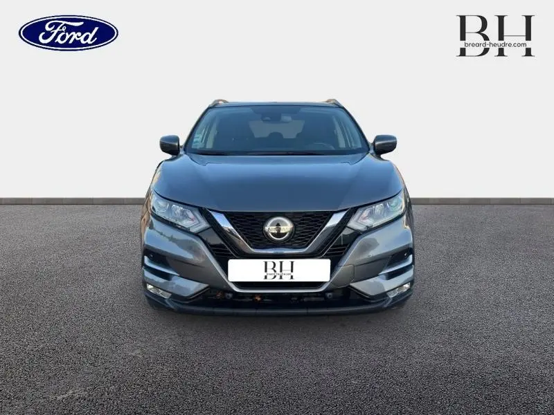 Vue de face du Nissan Qashqai 2019 gris Squale avec calandre V-Motion et phares LED distinctifs.