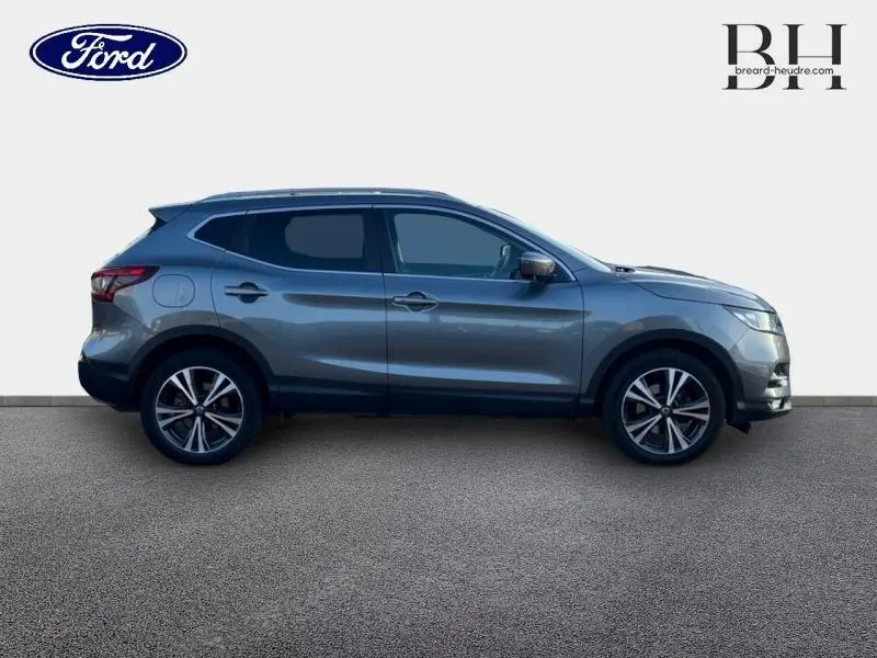 Profil côté gauche d'un Nissan Qashqai gris Squale 2019 avec jantes alliage et vitres teintées.