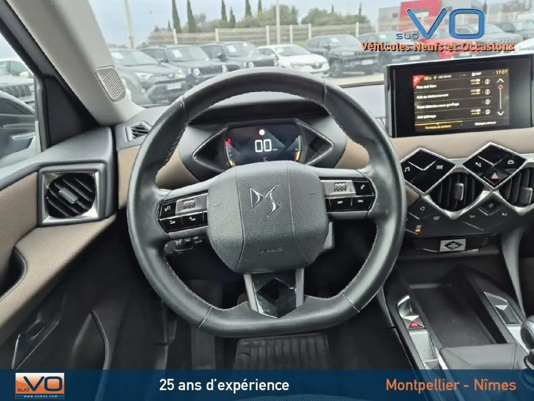 Vue intérieure centrée sur le volant DS du DS3 Crossback 2020, avec tableau de bord numérique et écran tactile visible.