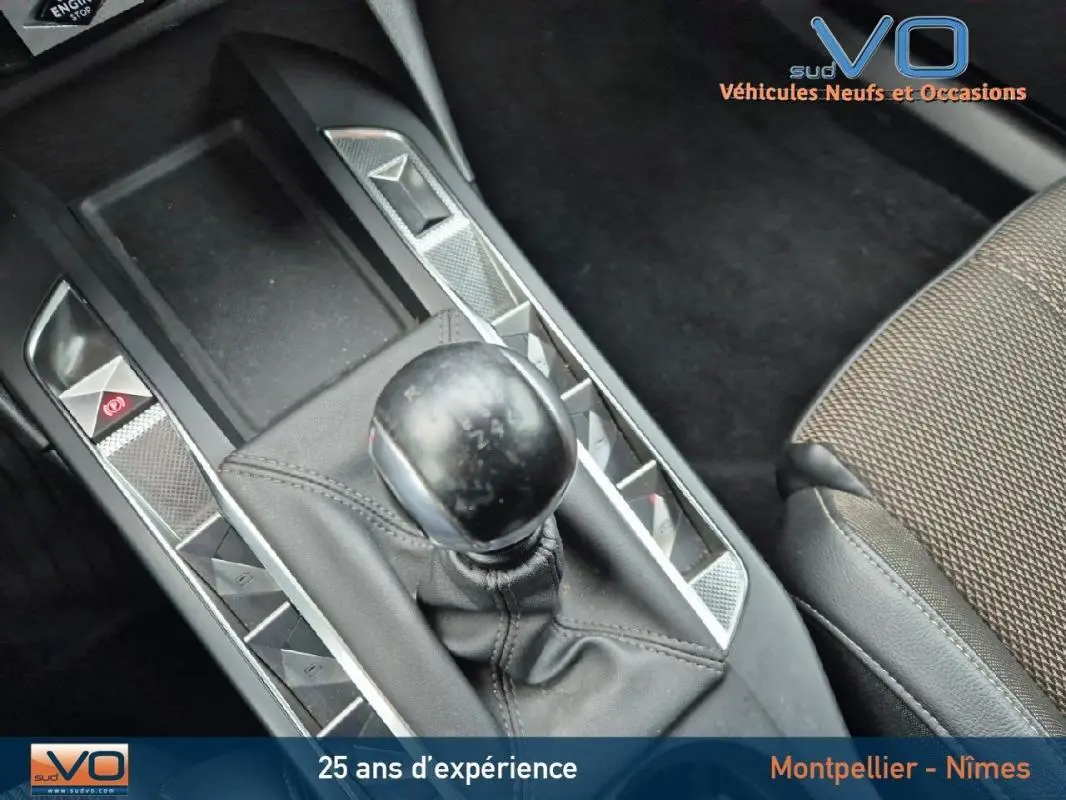 Gros plan sur la commande de boîte manuelle et l'accoudoir central du DS3 Crossback gris de 2020.