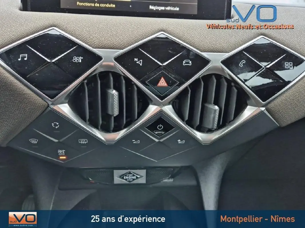 Tableau de bord du DS3 Crossback 2020 gris montrant les commandes centrales et les aérateurs en losange.